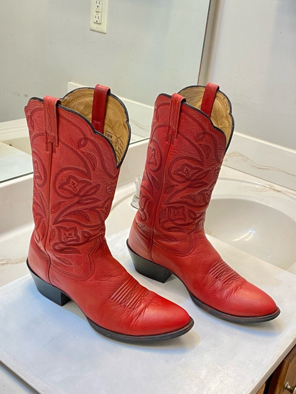 ARIAT Women Heritage Cowboy Boot Size 9B good condition clean interior/bottom